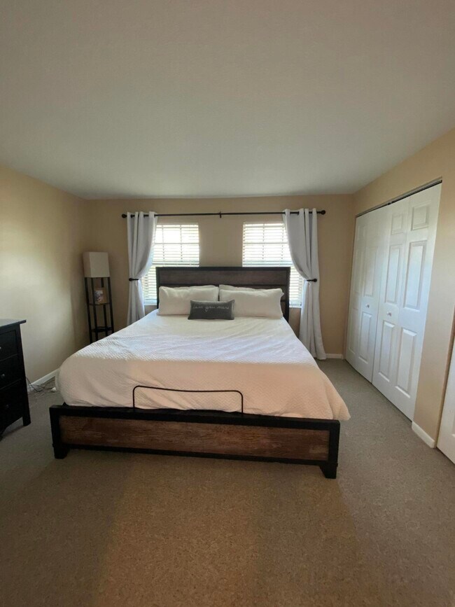 Building Photo - 425 N Cypress Dr