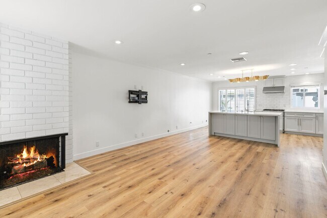 Foto del edificio - Steps from 17th Street - Beautifully Updated 2 Bed, 2.5 Bath Townhome in Newport Beach