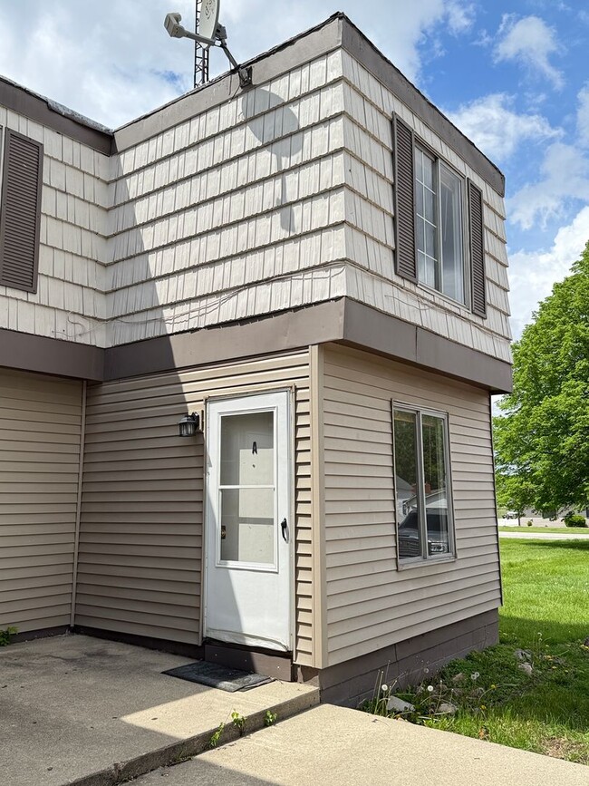 Building Photo - BROOKSTON...2 Bedroom 1 Bath