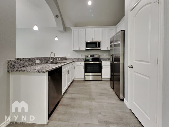 Foto del edificio - 16931 W Juneau St