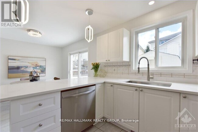Photo du bâtiment - 1316 Halton Terrace