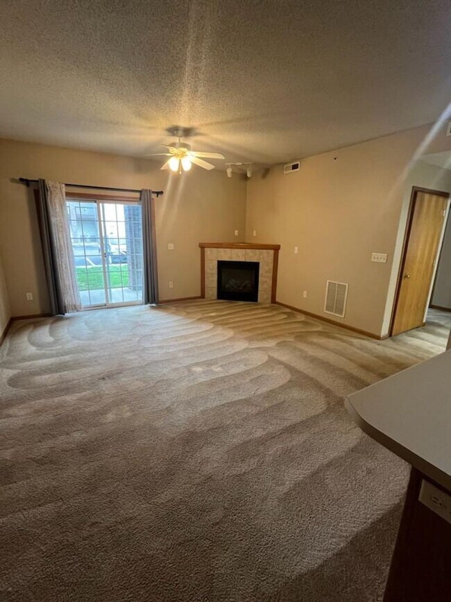 Foto del edificio - 2 BED 2 BATH - Available Fall 2026