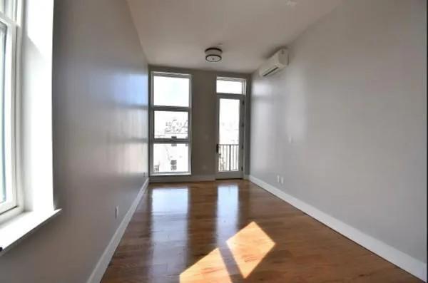 Foto del edificio - 2 bedroom in BRONX NY 10459