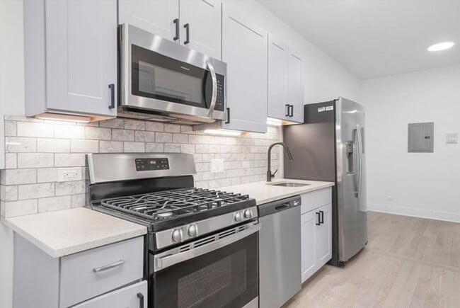Building Photo - Modern and Luxurious 3b/2b Apartment Near Loyola University