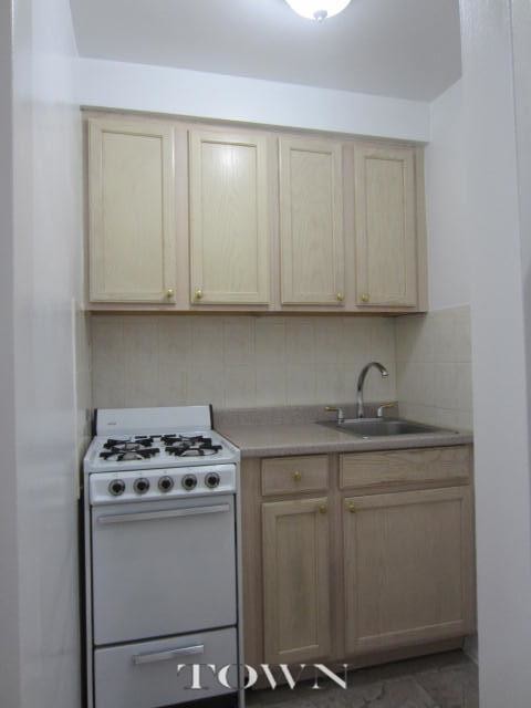 Building Photo - 227 E 83rd St