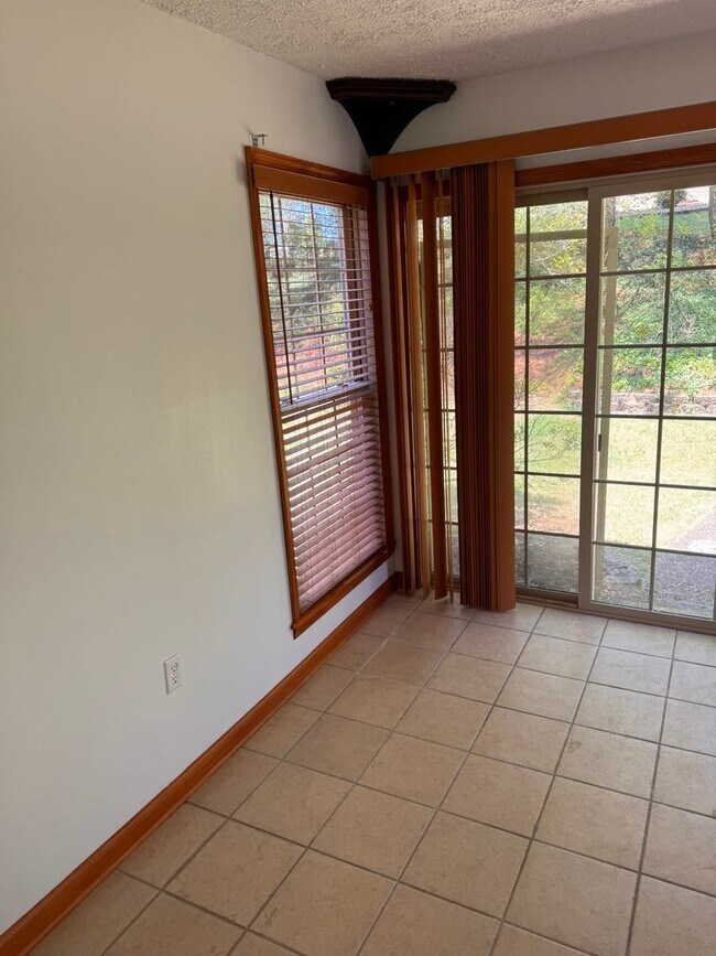 Building Photo - 1175 Pebble Dr