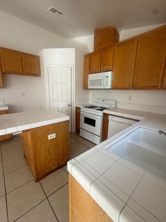 Building Photo - Move-in Ready!