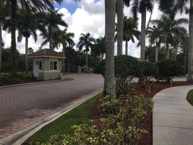 Foto del edificio - 350 Crestwood Cir