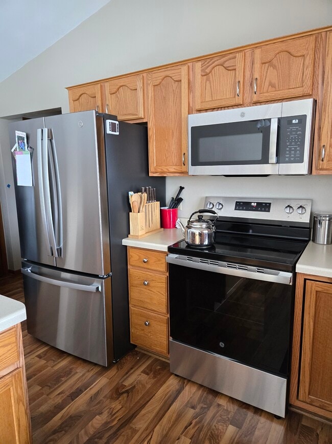 Building Photo - Hyacinth Ct Greenville WI