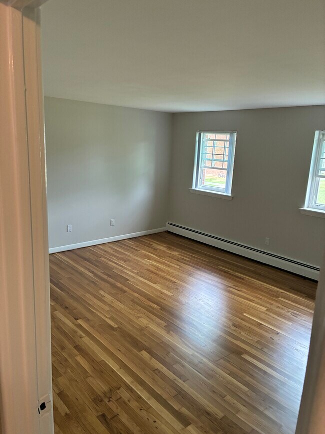 117 Dormitorio 1 - Garden Style Apartments in a park like setting.