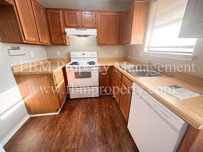 Building Photo - 701-703 Hillcrest Ct