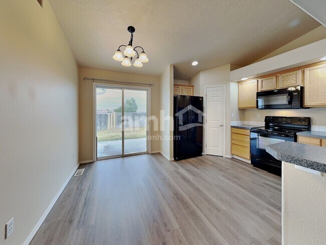 Foto del edificio - 684 E Full Moon St