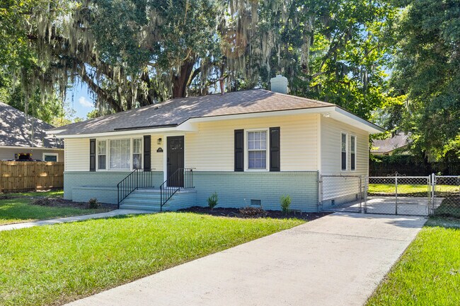 Building Photo - 2105 S Fernwood Dr
