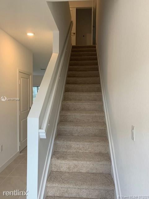 Building Photo - 3 br, 2 bath Townhome - 731 SW 11 St