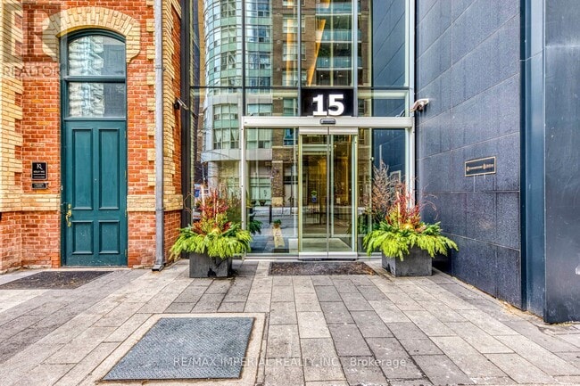 Building Photo - 15 Grenville St