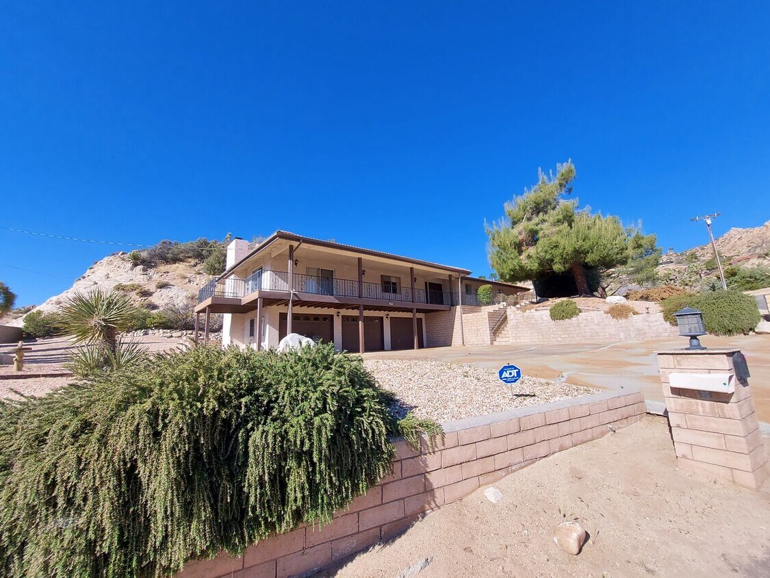 Amazing Views! House Rental in Yucca Valley, CA