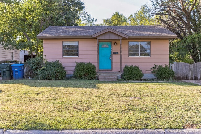 Photo - 306 E Jacobs Dr House