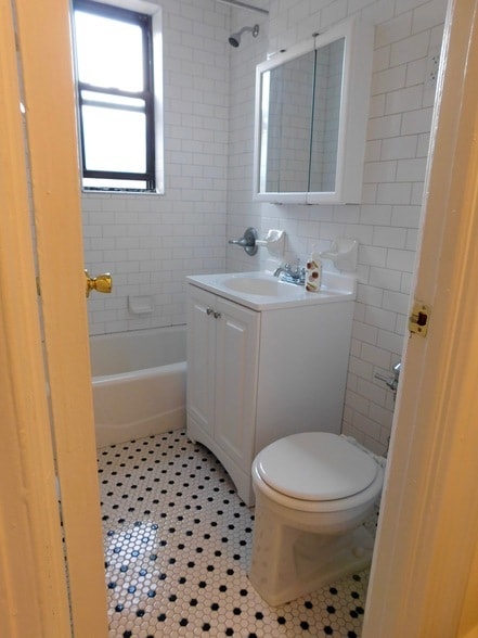 Building Photo - 32-15-32-35 35th St