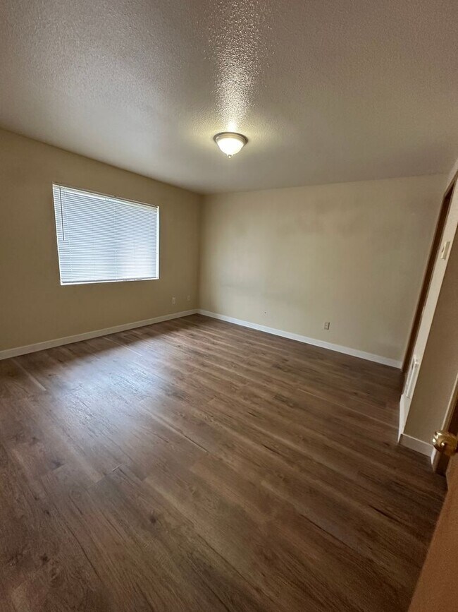 Building Photo - Single Level 3 Bedroom 2 Bath - 1 Car Garage - Lebanon