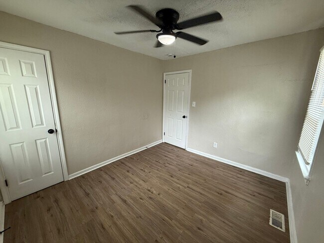 Building Photo - Renovated 3-Bedroom Home – We Welcome Sect...