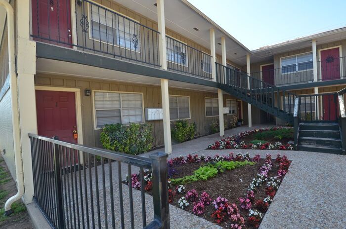 Primary Photo - 1 Bed 1 Bath Apartment in the Mesta Park A...