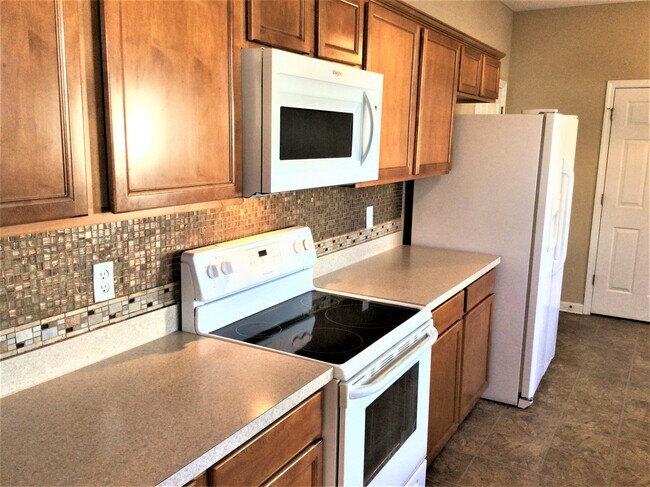 Building Photo - 6140 Glen Way Dr