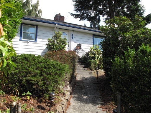 Primary Photo - Spacious 3 Bedroom Craftsman Home In Queen...