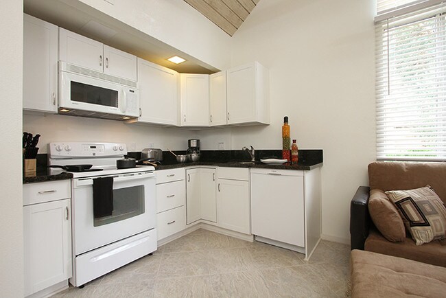 Very well stoked up kitchen - 78130 Cortez Ln