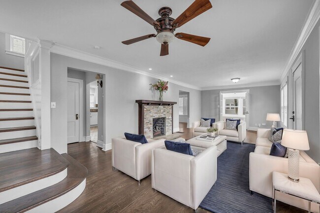 Foto del edificio - Gorgeous East Crestwood Home