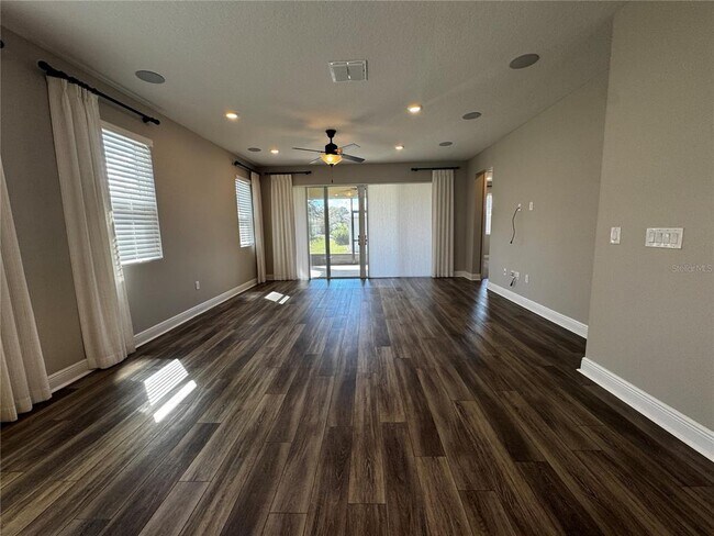 Foto del edificio - 2448 Spring Breeze Dr