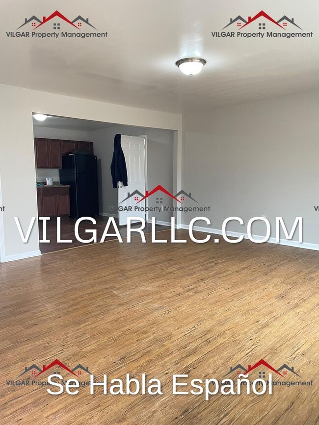 Building Photo - Nice neighborhood: 5 bedrooms, 1.5 baths h...