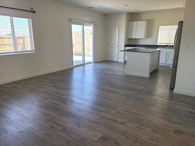 Foto del edificio - COMING SOON!!! Spacious Newer 4bd/2.5ba N Valleys Home!