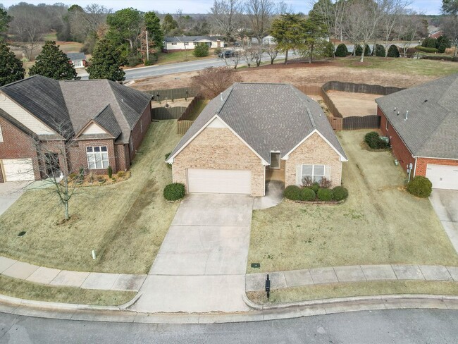 Building Photo - Beautiful Brick Home in Canebrake