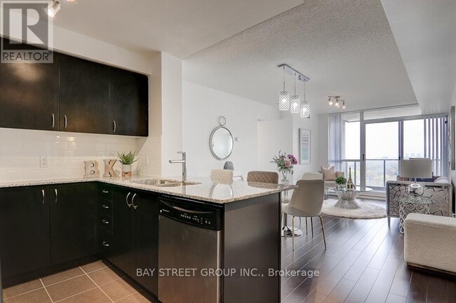 Photo du bâtiment - 5793-5793 Yonge St