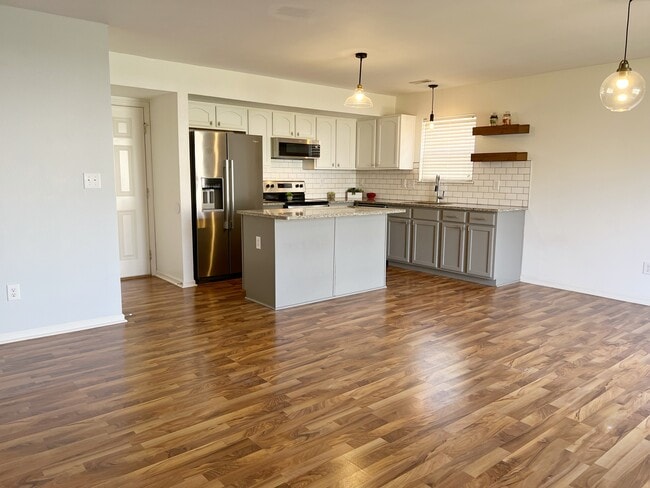 Building Photo - 2282 Middle View Dr