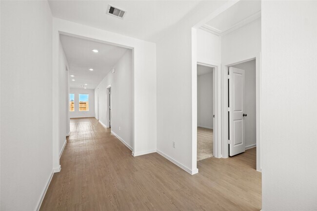 Building Photo - 823 Heaven Dr
