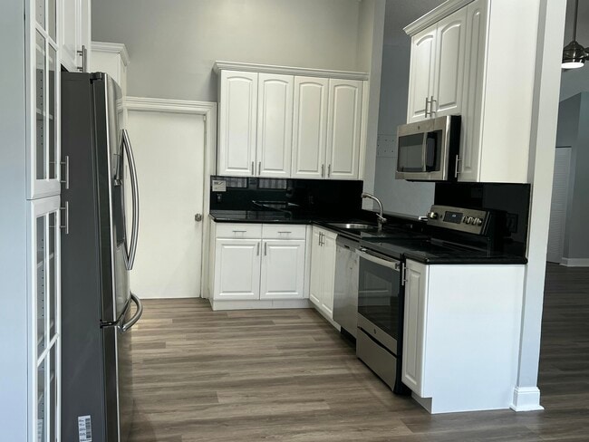 Foto del edificio - 21023 Rustlewood Ave