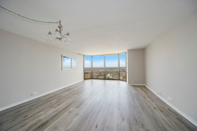 Foto del edificio - 2650 N Lakeview Ave