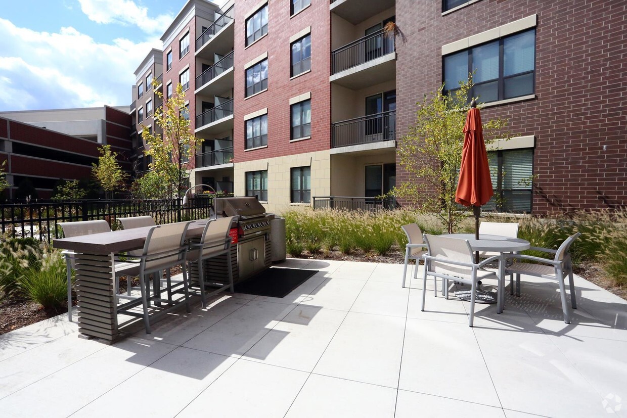 What is the area around 9750 on the park like? Find information on local shops, great dining options, nearby schools, and convenient public transportation access.