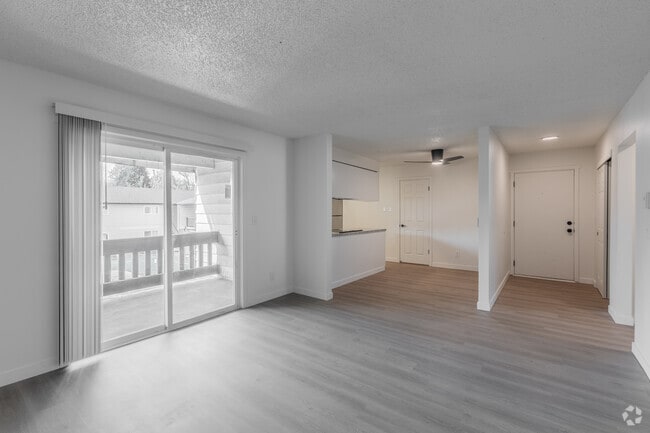 2 habitaciones, 1 baño, 984 pies cuadrados - Sala de estar - Firwood Station