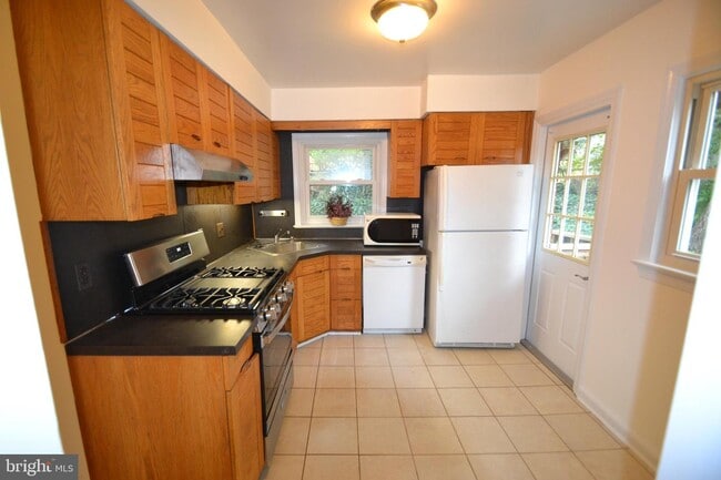 Building Photo - 2232 Highland Ave