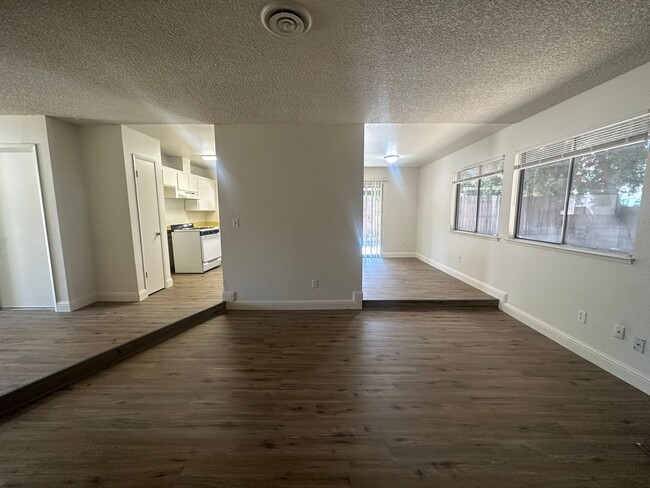 Foto del edificio - 1701 Ortega Dr