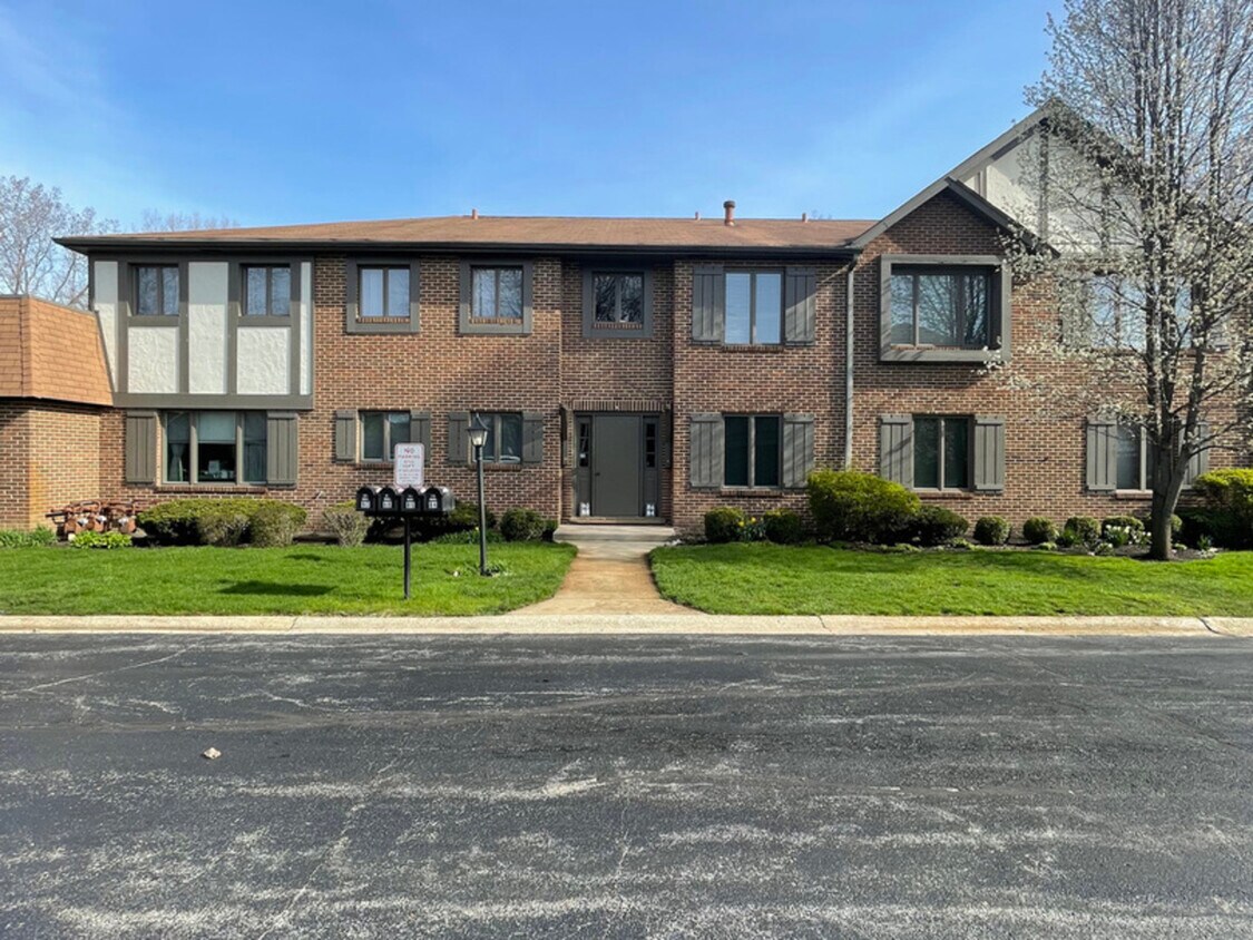 Foto principal - 84 Canterbury Ct