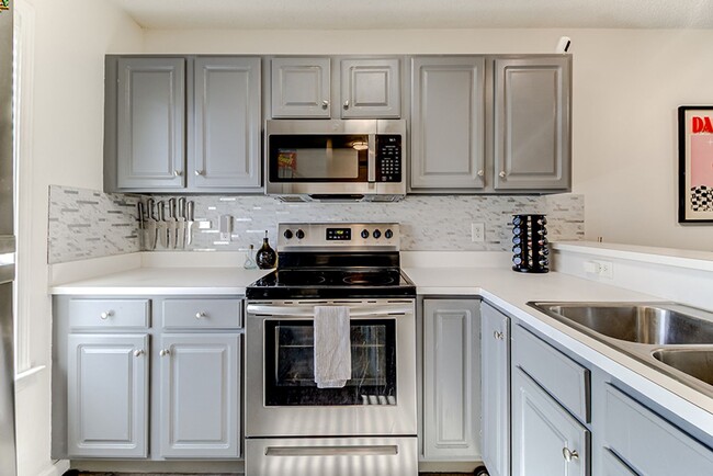 Building Photo - COMING SOON - Spacious Updated Condo in Great Location!