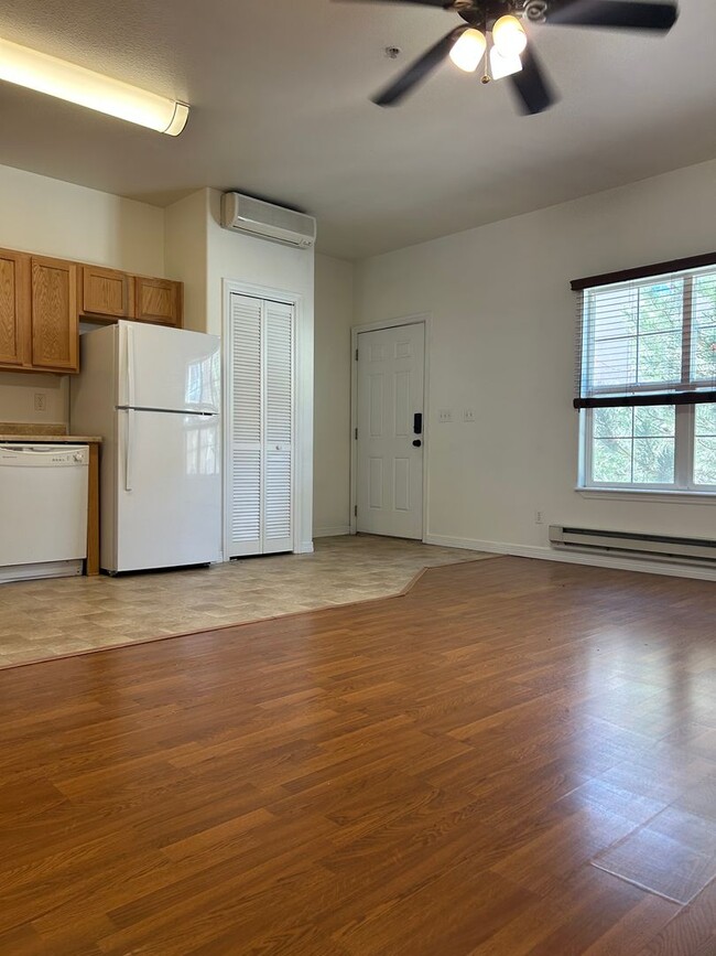 Building Photo - 252 Writers Way