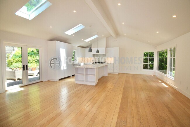 Building Photo - Serene Home with Pool in Quiet & Convenien...