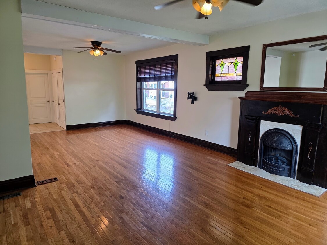 Living /dining room - 5229 Lansdowne Ave