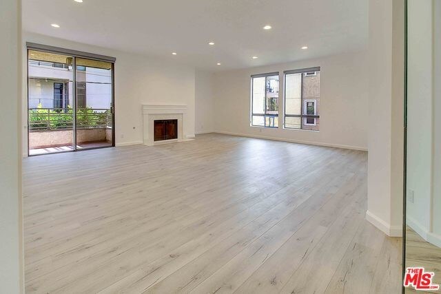 Building Photo - 450 N Oakhurst Dr