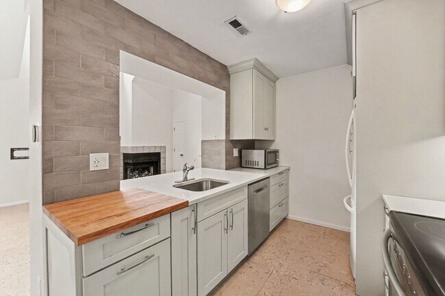 Foto del edificio - Bright Top-Floor 2 Bed, 2 Bath Condo with Loft & Vaulted Ceilings