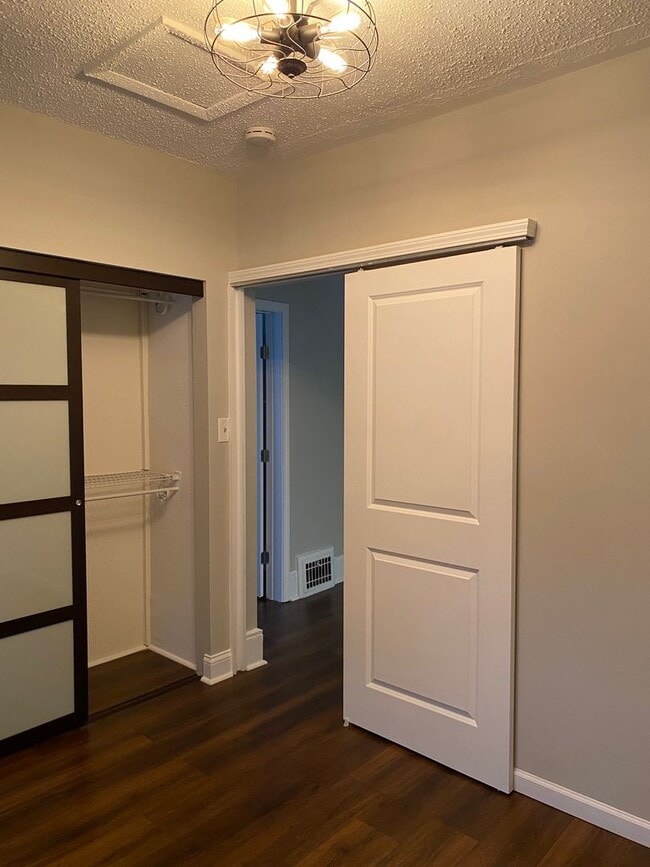 Building Photo - Large Home in Lindenwood Park